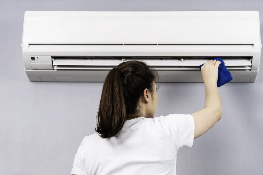 Cleaning An Airconditioner