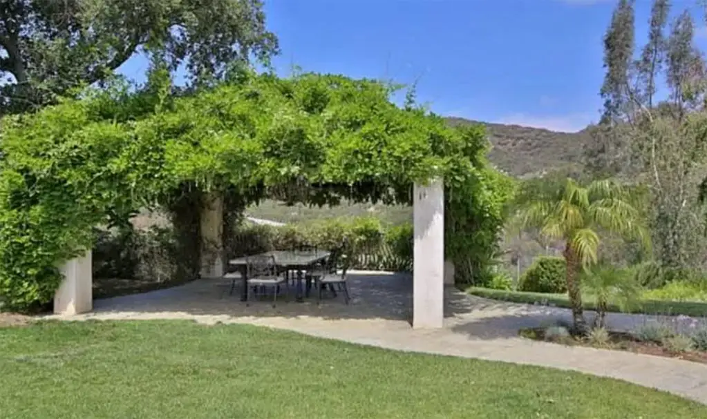 Kevin Hart's second house outdoor area