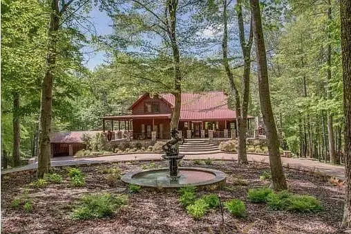 Chris Stapleton’s outdoor area