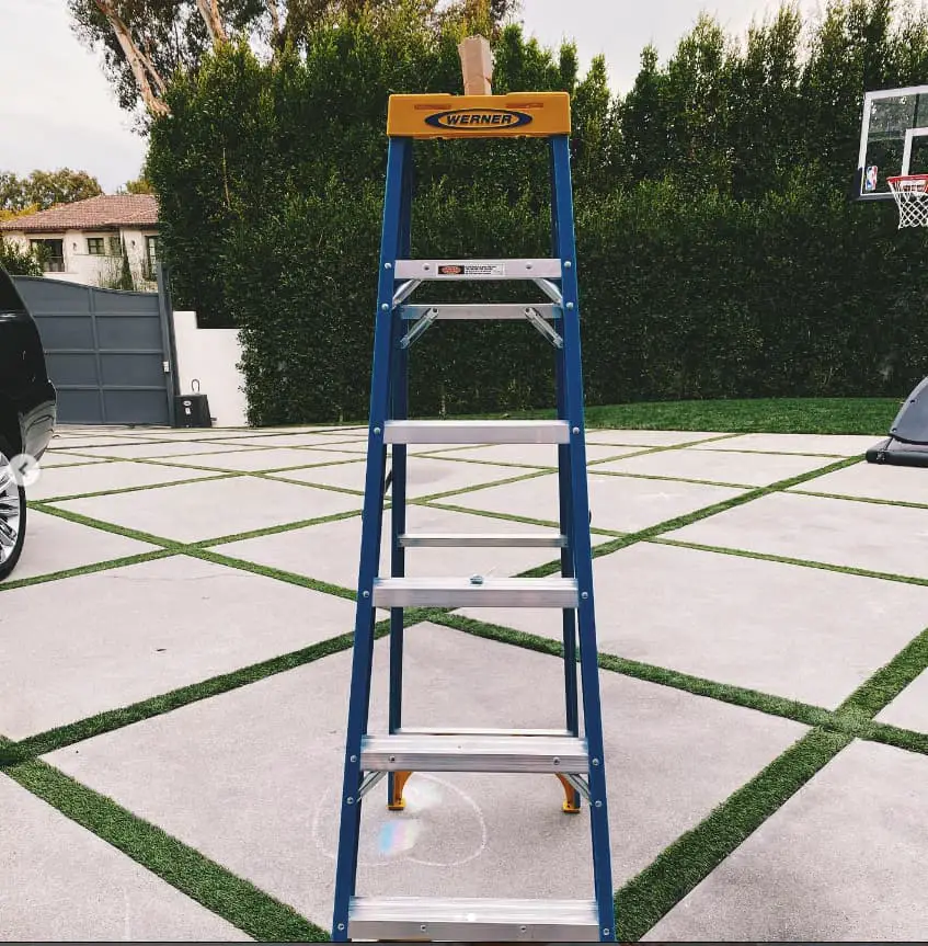 Bruce Willis’ outdoor basketball hoop