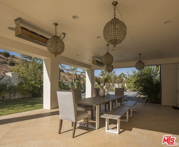 Katie Holmes’ outdoor dining area